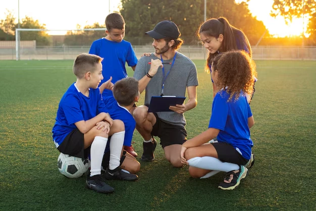 Alumnado haciendo actividades físicas en un gimnasio escolar